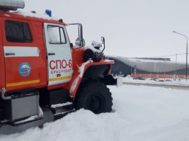 В Краснодаре ликвидируют последствия снегопада